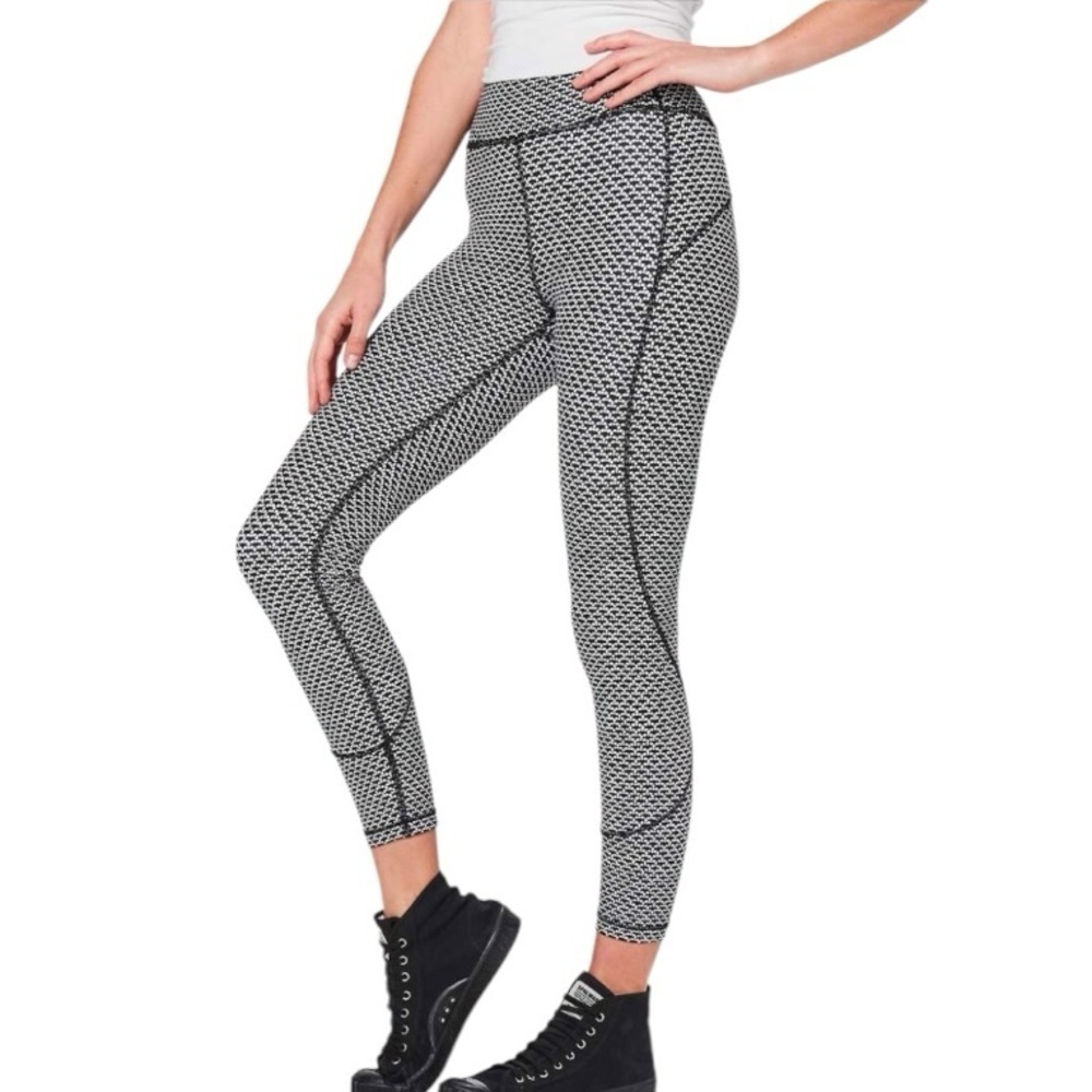 EUC Lululemon In Movement 7/8 Tight *Everlux 25"
**Monochromic Black Sz 6